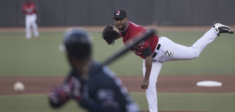 ESCAPA BARRIDA A TOROS; CAEN ANTE TECOLOTES