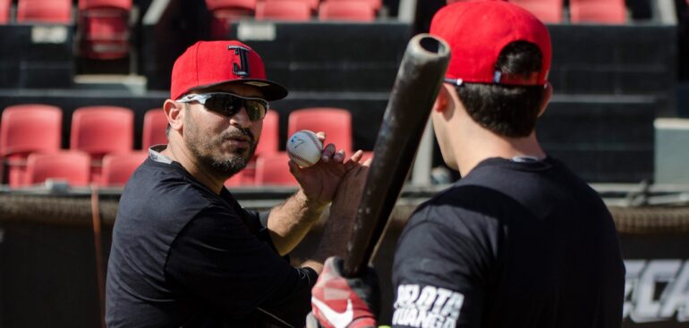 ÓSCAR ROBLES DIRIGIRÁ A TOROS DE TIJUANA; LINO RIVERA DEJA EL TIMÓN