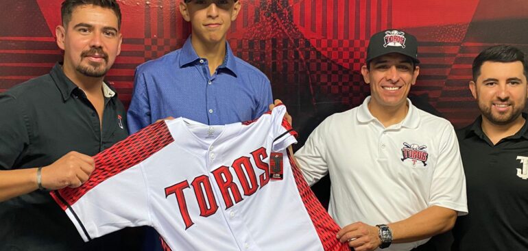 Firma Rafael Castañeda Jr. con Toros de Tijuana