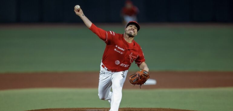 Iguala Toros récord de ponches en “Manny Day”