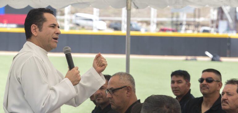 RECIBE TOROS DE TIJUANA BENDICIÓN EN CASA