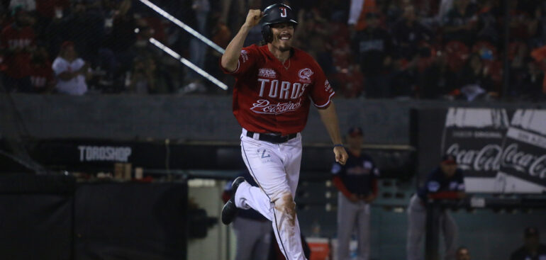 Toros dejan tendidos a Rojos e igualan serie