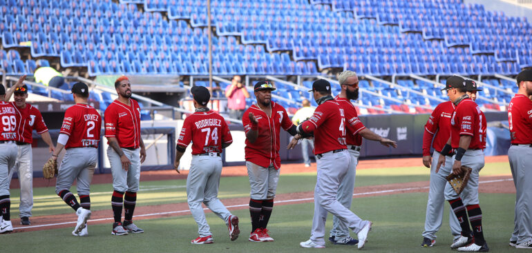 Saca Toros victoria y serie en Monterrey