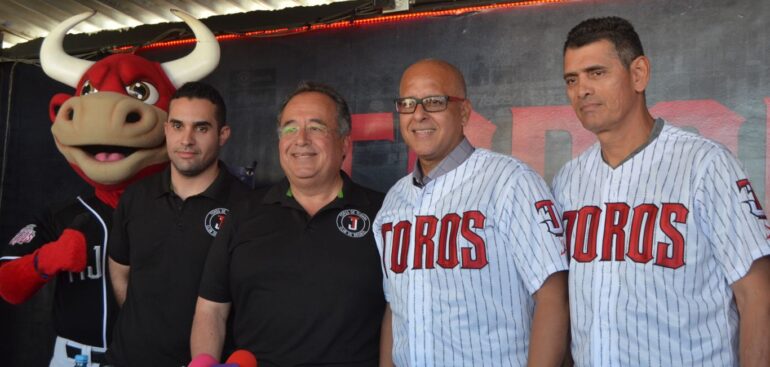 SE VISTE LINO RIVERA CON LOS COLORES DE TOROS DE TIJUANA