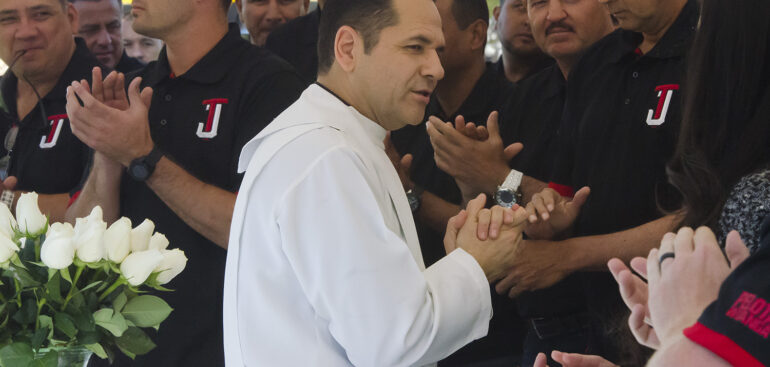 Reciben Toros bendición en casa