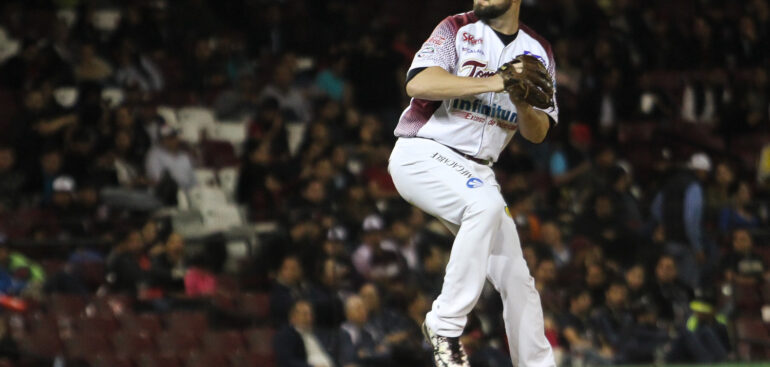 Suma Toros a Derrick Loop al bullpen