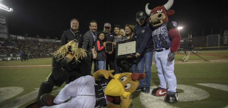 JUEGAN TOROS SOBRE EL MEJOR TERRENO DE JUEGO