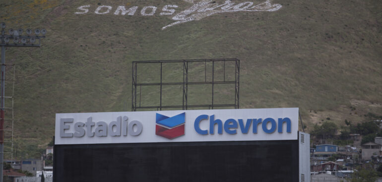 Chevron luce en lo alto de la casa de Toros de Tijuana