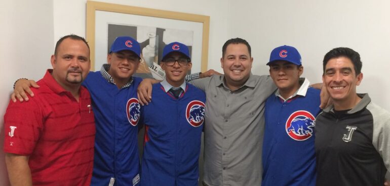 Firma Cachorros a talento de Toros de Tijuana