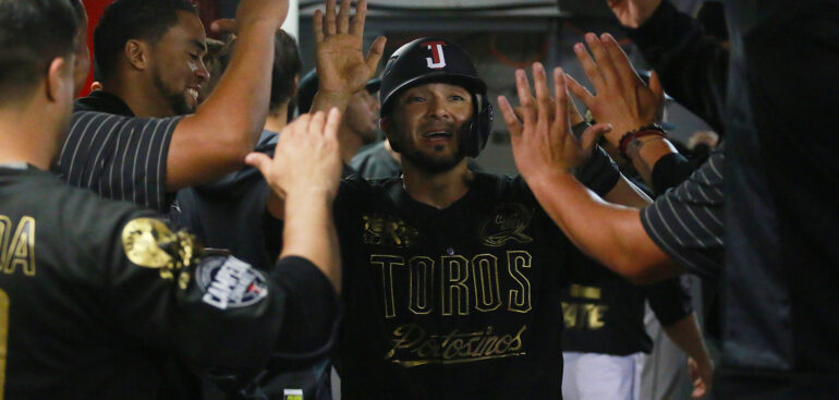 Vencen Toros a Piratas y mantienen el primer lugar