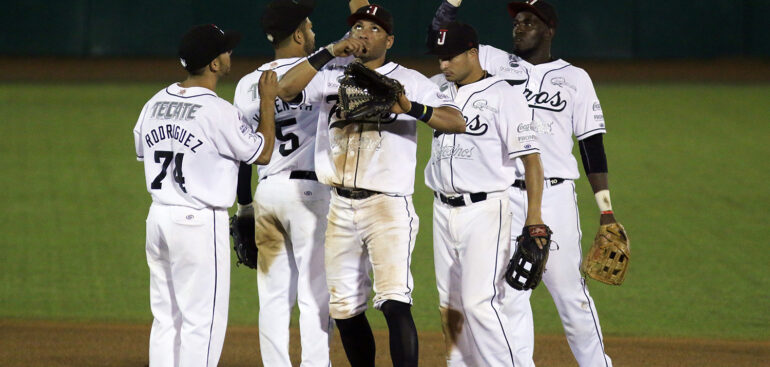 Reciben Toros a Sultanes en última serie en casa