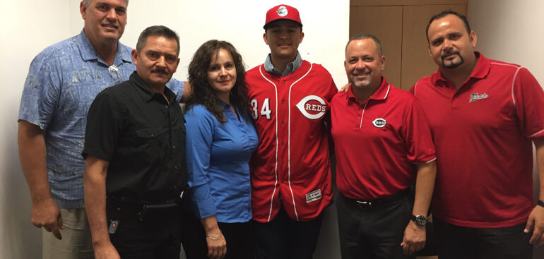 Firma Víctor Ruíz con los Rojos de Cincinnati