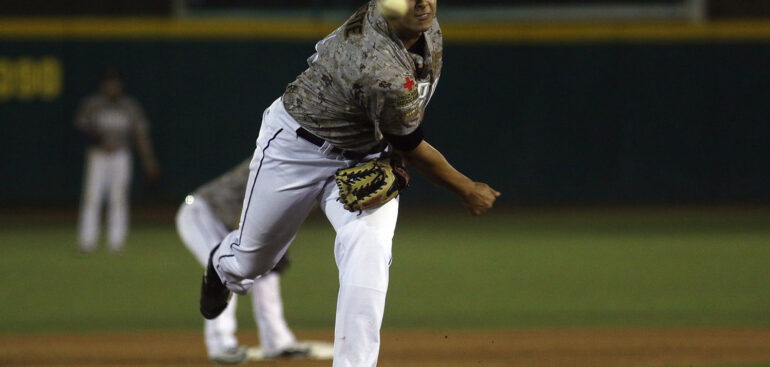 Debuta Jonathan Maciel con Toros de Tijuana