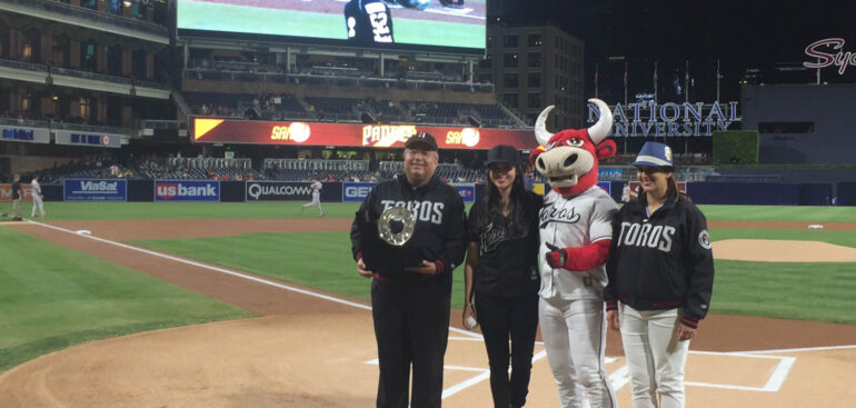 Padres de San Diego reconocen a Toros de Tijuana en Petco Park