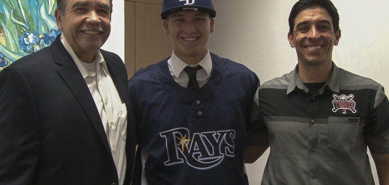 Firma José Cerda con Rays de Tampa Bay