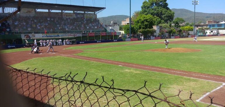 Caen Toros al inaugurar la LIM