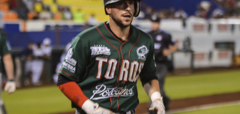 Enjaulan Toros a Tigres al abrir serie en Cancún