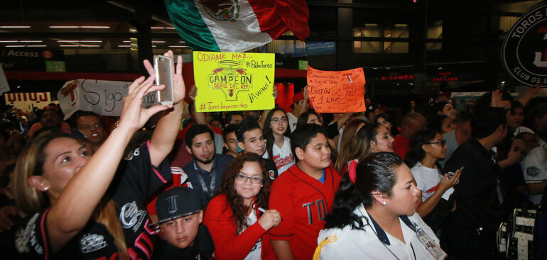 Cientos reciben a Toros en el aeropuerto