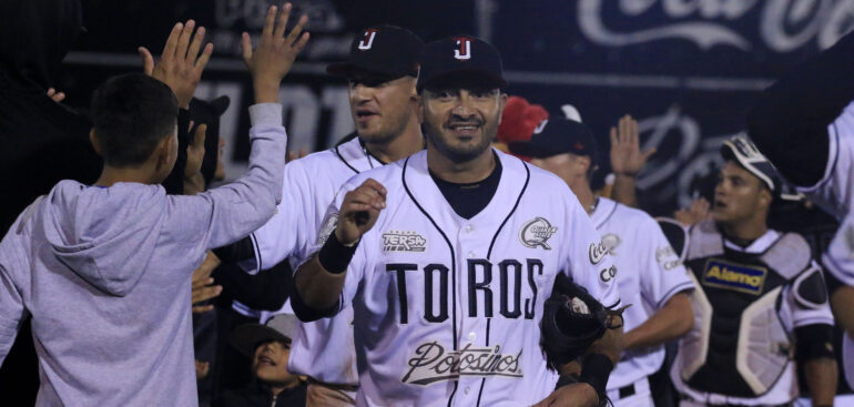 Aseguran Toros serie y vuelven a la cima