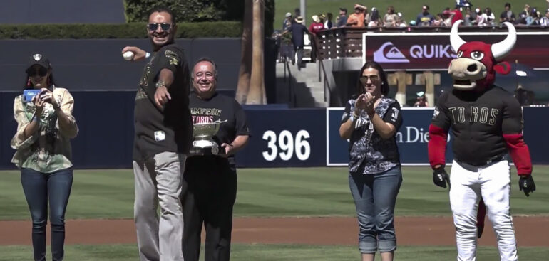 Padres reconocen campeonato de Toros en Petco Park