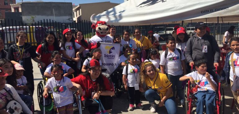 Reciben Toros de Tijuana a niños del CRIT