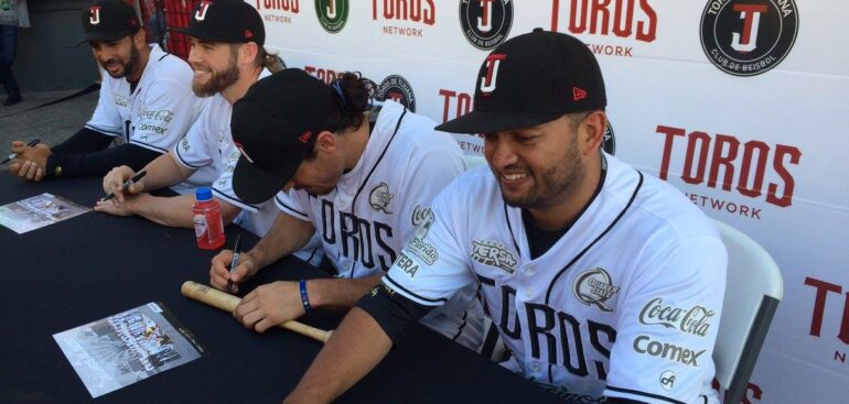 Firman autógrafos Toros de Tijuana