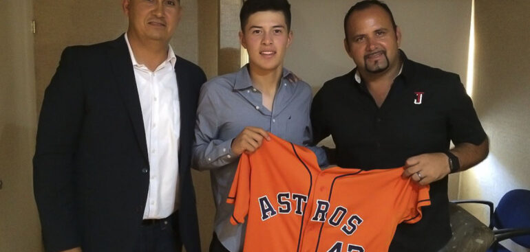 Firma Valente Bellozo con Astros de Houston