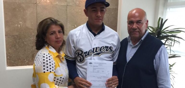 Firma Fernando Olguín con Cerveceros de Milwaukee