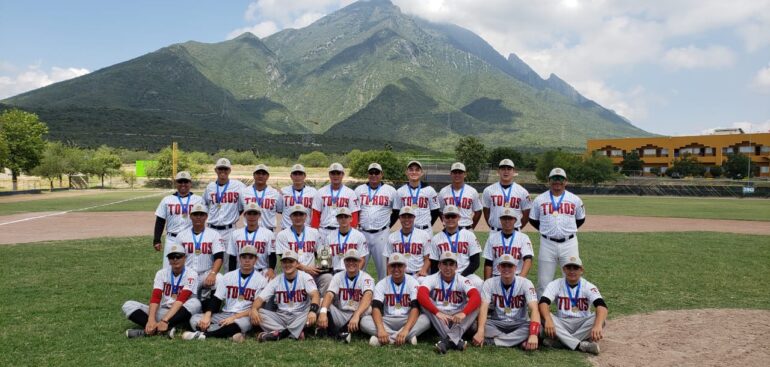 Futuros Toros reciben trofeo y medallas de campeones