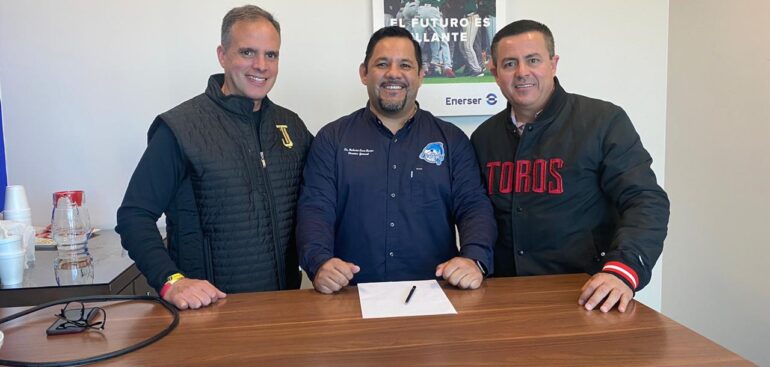 Firma Toros de Tijuana convenio con Delfines de La Paz