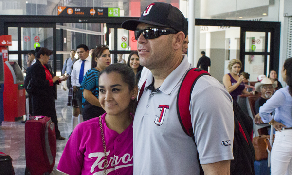 Reciben a Toros en aeropuerto