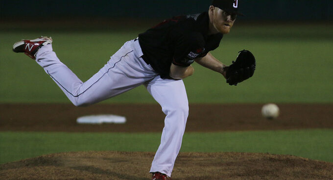 Encabeza Barry Enright blanqueada de Toros