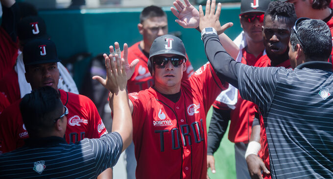 Toros dividen cartelera; ganan serie a Diablos