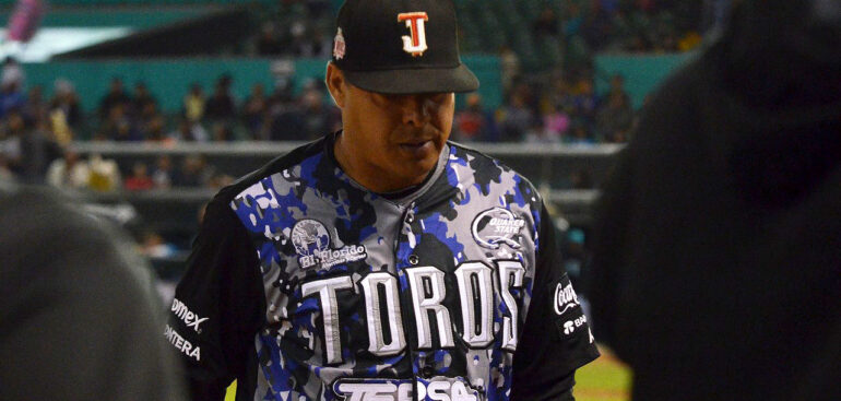 CAEN TOROS AL ABRIR SERIE EN SALTILLO