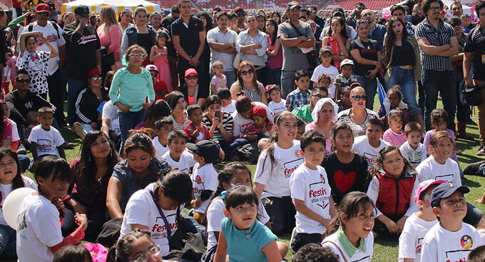 Festejan niños y niñas en el Gasmart