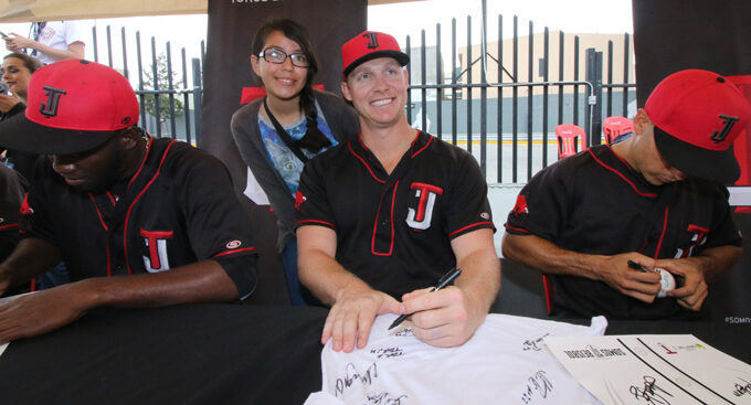 Firman autógrafos Toros de Tijuana