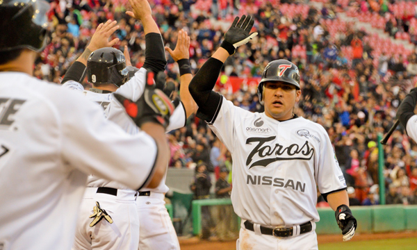 Pegan Toros primero a Diablos