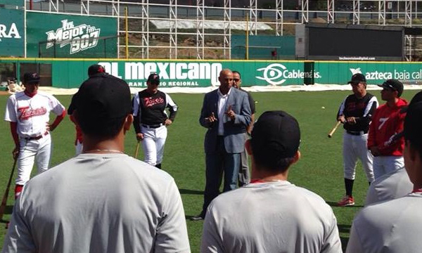 Miguel Batista participa en práctica de Toros de Tijuana