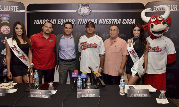 Óscar se pone la camisa de Toros