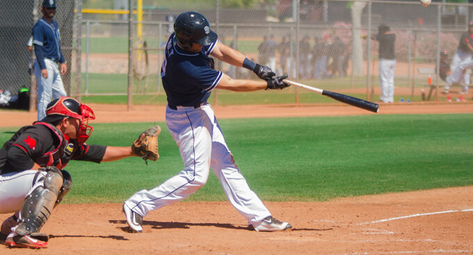 Padres derrotan a Toros en duelo fronterizo