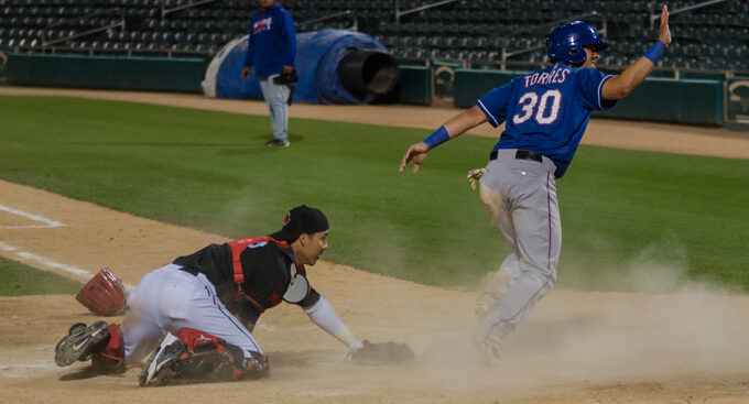 Rangers superan a Toros en primer enfrentamiento