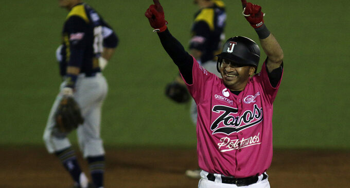 Remolca Robles victoria de Toros de Tijuana