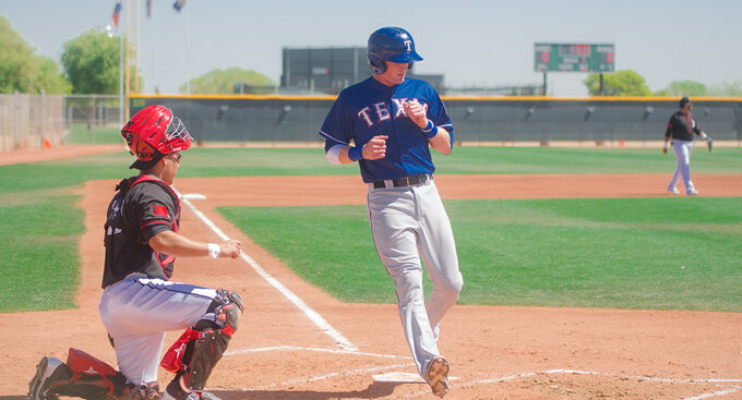 Rangers dan voltereta y vencen a Toros