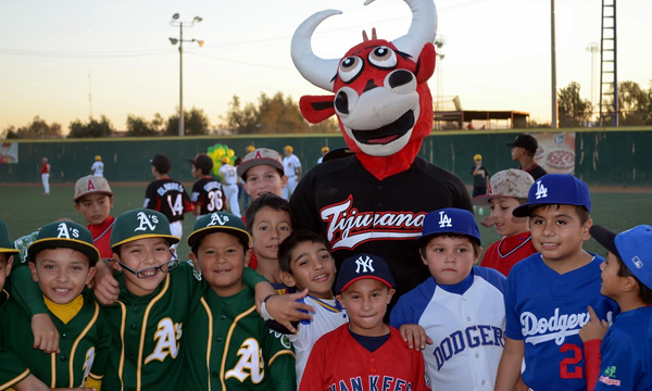 Toros convive con los niños de Tijuana