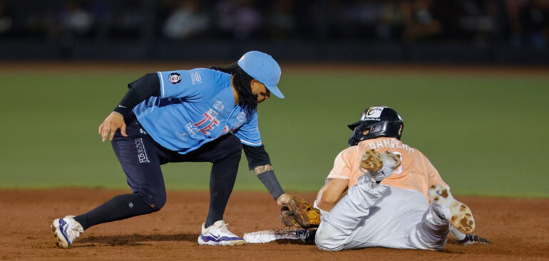 CAE TOROS EN DUELO DE PITCHEO