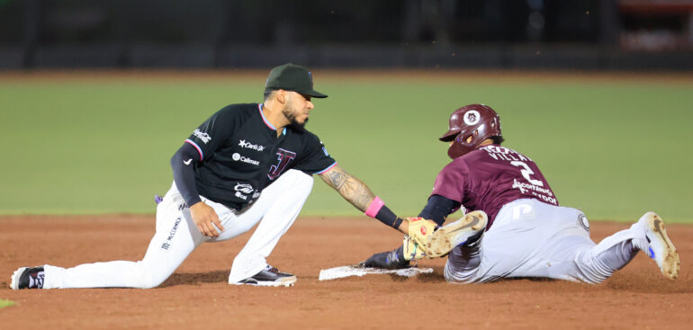 CAE TOROS EN DUELO DE PITCHEO