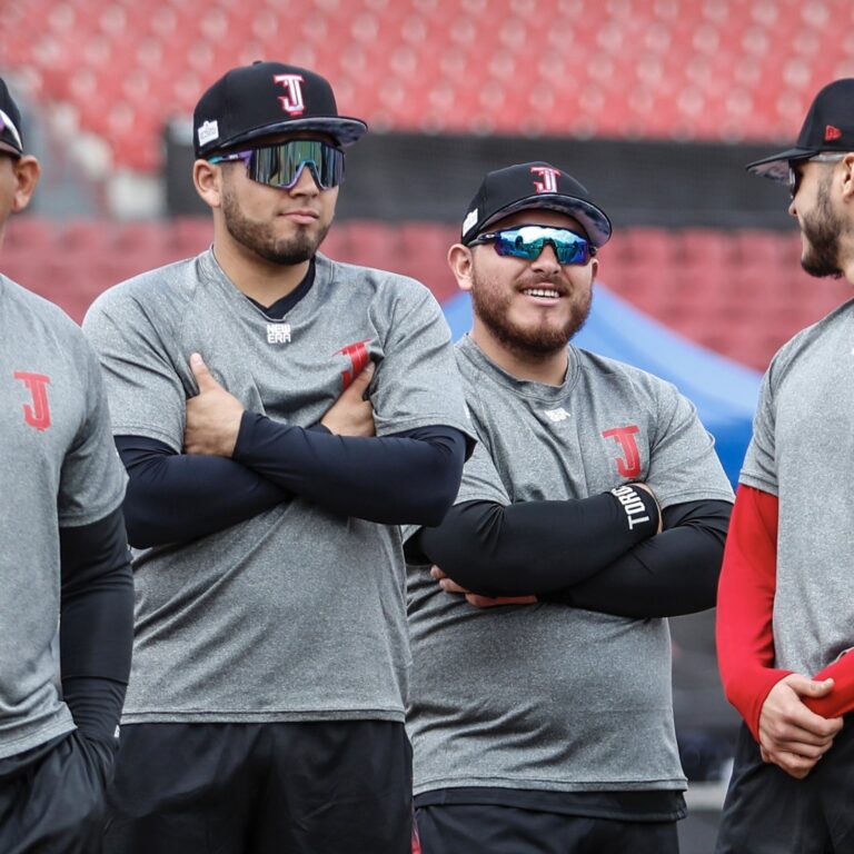 Jonathan Aranda y Alejandro Kirk egresaron de la Academia de Toros de Tijuana.